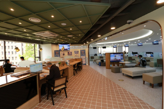 서울 노원구 상계동 SBI저축은행 노원지점 내 '뉴트로(New-tro)' 고객 쉼터 '청춘당' 모습.<SBI저축은행 제공>